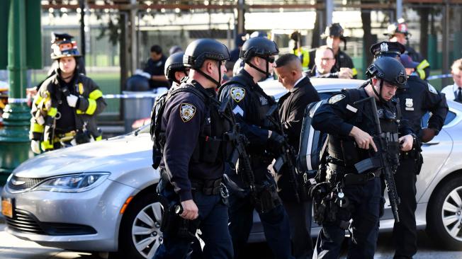 El Departamento de Policía de la ciudad de Nueva York dijo que un vehículo chocó contra otro y luego el conductor de uno de ellos "salió con armas de fuego y la policía le disparó".