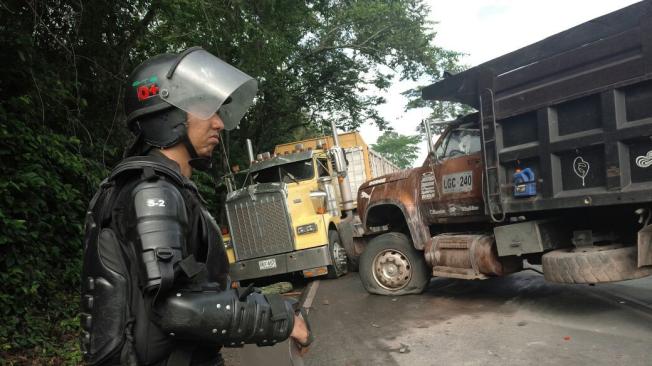 Policía busca evitar que los campesinos bloqueen vías