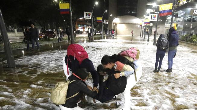 El granizo que quedó en las calles sorprendió a los ciudadanos; algunos, incluso, se entretuvieron con el hielo.