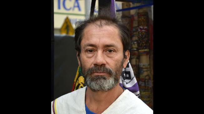 Carlos Gallego Muñoz nació en el año 1972 en el barrio Popular 2. Él realiza artesanías que comercializa en el centro de Medellín.