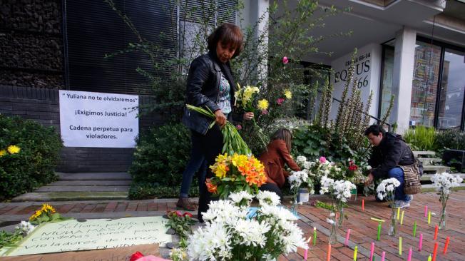 El altar en honor a la niña Yuliana Samboni a las afueras del edificio donde hallaron su cuerpo.