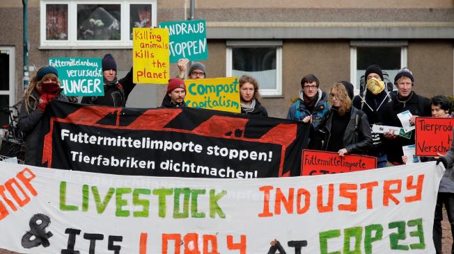 Manifestantes participan en una protesta con motivo de la celebración de la Cumbre del Clima de Bonn (COP23),  que se celebra del 6 al 17 de noviembre, busca articular el Acuerdo de París de 2015 para poner freno al calentamiento global con un esfuerzo multinacional coordinado.