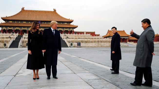 El presidente de Estados Unidos, Donald Trump y la primera dama, Melania Trump, llegan a China al recibimiento del presidente, Xi Jinping.