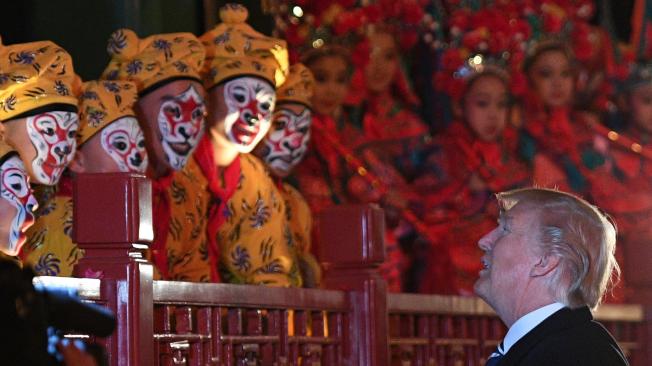 El mandatario estadounidense, Donald Trump observa atentamente un show de opera que brindo el gobierno chino para su llegada a Pekín