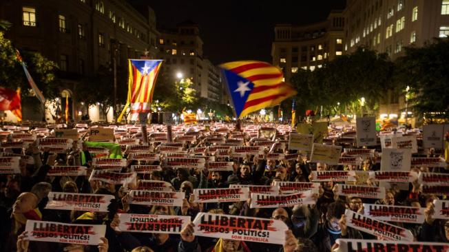 Miles de personas participan desde en una concentración en la plaza de la Catedral de Barcelona para pedir la libertad de los presos soberanistas catalanes.