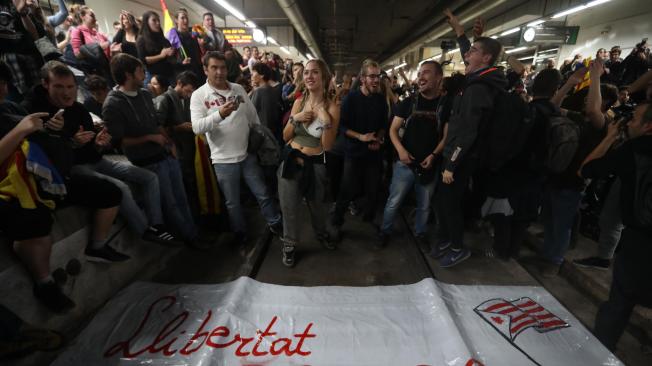 Manifestantes independentistas detienen la circulación de trenes en Barcelona por marcha general en la que piden libertad para los exfuncionarios catalanes presos.