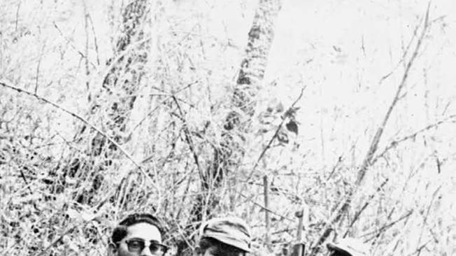 José Luis Alcázar con dos ‘boinas verdes’ en los montes de Vallegrande, por donde anduvo el Che.