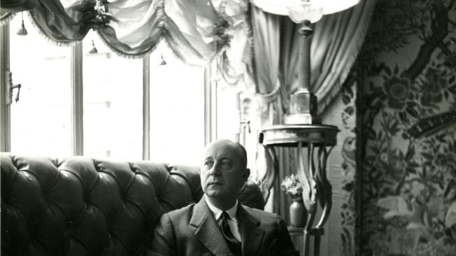 Christian Dior, en su apartamento. 1950.