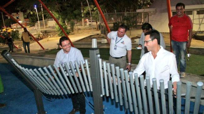 El excalcalde Carlos Caicedo y el alcalde Rafael Martínez visitando las obras de un parque el 21 de julio.