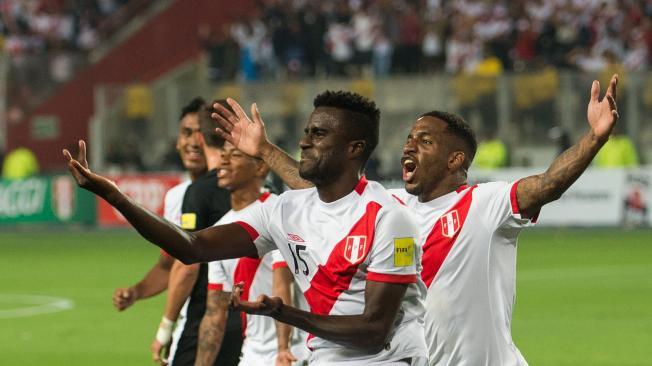 Christian Ramos (cen.) celebra el segundo gol de Perú que certificó la clasificación de los incas al Mundial de Rusia.