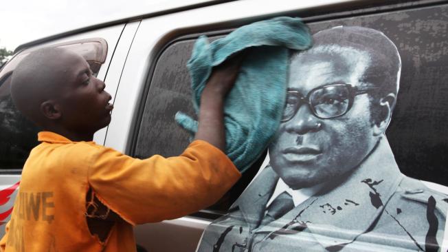 Un documento publicado este jueves por 115 organizaciones de la sociedad civil de Zimbabue pide al presidente Robert Mugabe que dimita y a los militares que mantienen intervenido el país que restauren el orden constitucional para que se lleve a cabo una transición democrática.