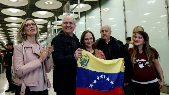El exalcalde de Caracas llegó a Madrid tras su huida y allí se encontró con su familia. Se reunirá con el presidente del gobierno español, Mariano Rajoy.