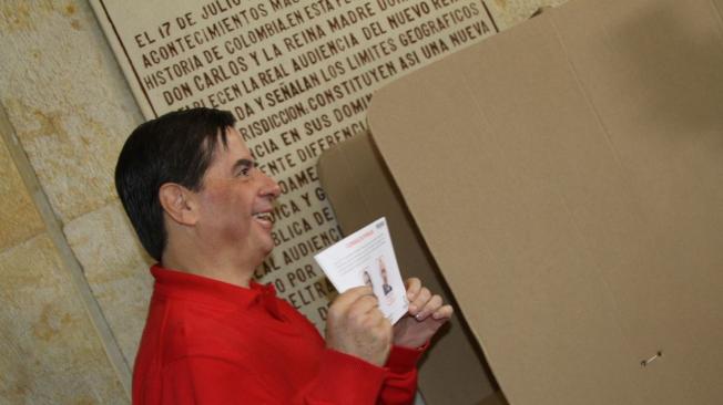 Juan Fernando Cristo presenta su papeleta de votación.