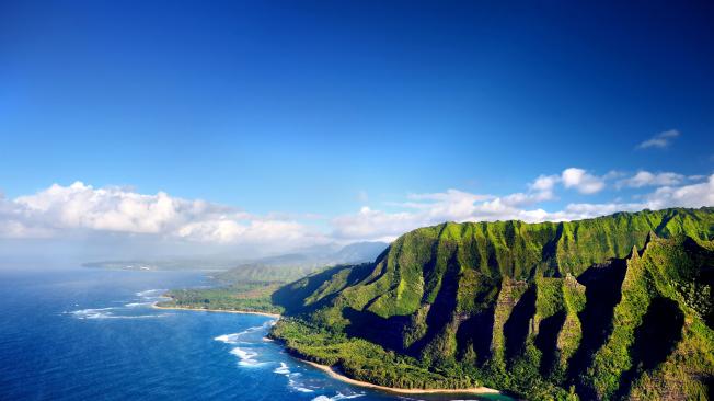 Na Pali – EE.UU. 
Na Pali es un parque con bastantes acantilados, localizado en el estado de Hawái, en la isla de Kauai. Este lugar está ubicado a más de 1.200 metros sobre el Océano Pacífico y algunas de las actividades que se realizan en este lugar son recorridos y caminatas por senderos y viajes en barco o helicóptero.