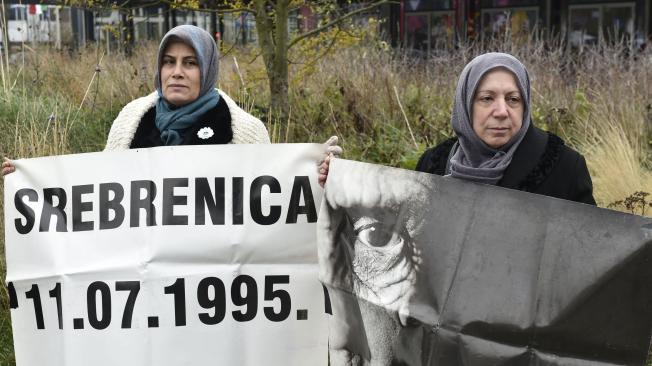 Mujeres protestaban frente al Tribunal que condenó este miércoles a Mladic. Los crímenes de la guerra en la década de 1990 dividen a la población balcánica.