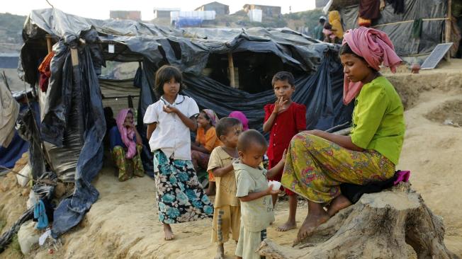 Refugiados rohinyás esperan en lo alto de una colina para colocar sus tiendas de campaña en el campamento de refugiados Balukhali en Bangladés,
