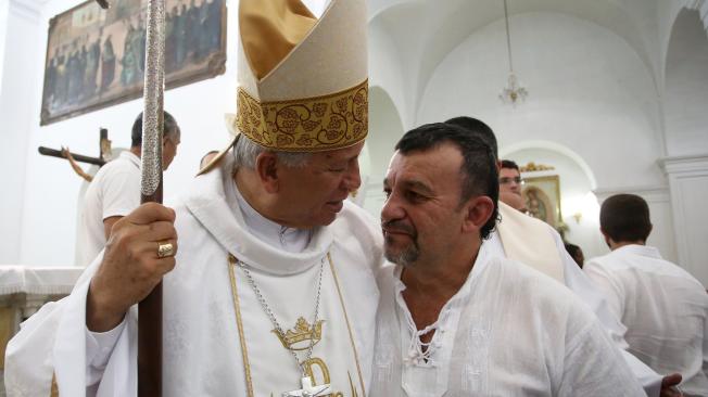 Gustavo Cardona Arbelaez o alias ‘Santiago’, unido en un abrazo de reconciliación con Monseñor Darío de Jesús Monsalve.