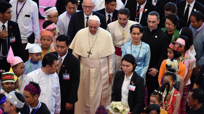 La jefa de facto birmana, Aung San Suu Kyi, y el papa Francisco mantienen un encuentro con responsables, dignatarios de los cuerpos diplomáticos y miembros de la sociedad civil en Naipyidó (Birmania).