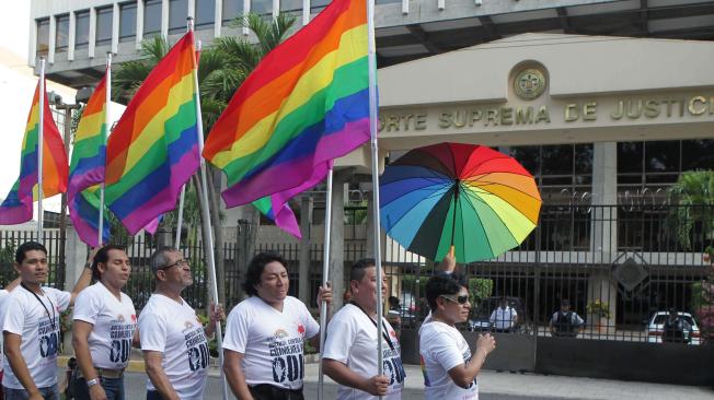 Hombres y mujeres trans marcharon para pedir cambio de identidad. Mayo 17 2017.