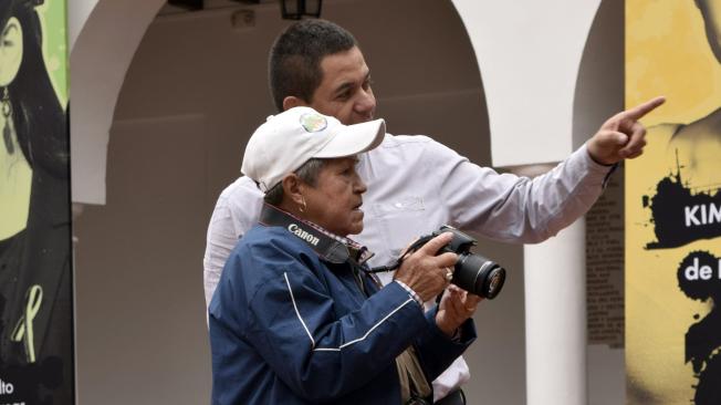 Héctor Fabio Zamora, fotógrafo, le enseñó a Rosa a tomar fotos. Ahora es su profesor en la universidad a la que asiste a tomar clases.