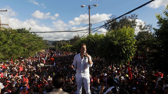 El candidato opositor a la presidencia de Honduras, Salvador Nasralla, acusó este domingo al tribunal electoral de tratar de robarle el triunfo en las urnas en los comicios de la semana pasada, mientras miles de simpatizantes lo apoyaban en las calles y el organismo hacía un recuento final.