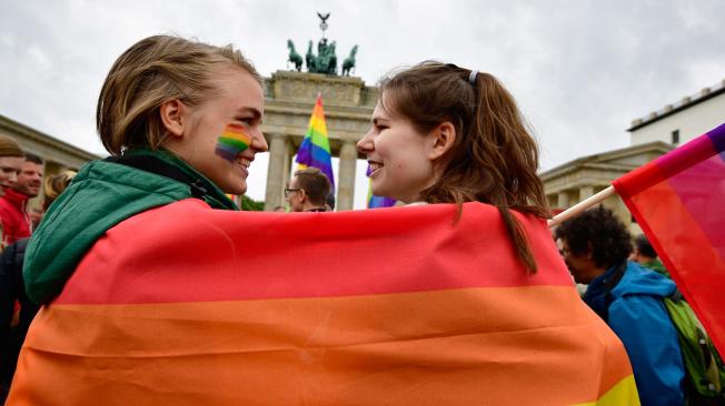 Celebración de quienes apoyan el matrimonio entre parejas del mismo sexo, el pasado 30 de Junio en Alemania, tras aprobarse la misma ley en este país.