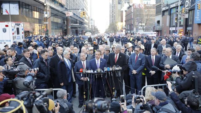 El gobernador de Nueva York, Andrew Cuomo (c), comparece ante los medios frente a la terminal de autobuses de la Autoridad del Puerto en Nueva York (Estados Unidos)