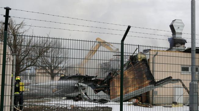 En la foto, un bombero en la estación de importación y distribución de gas natural más grande de Austria tras la explosión.