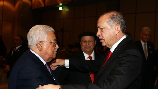 El presidente de Turquía, Recep Tayyip Erdogan (d), saluda a su homólogo palestino, Mahmud Abás (i), durante la cumbre extraordinaria de la Organización de Cooperación Islámica (OCI) en Estambul.