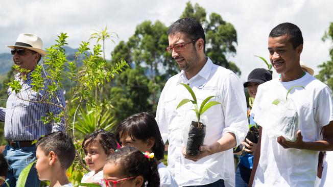 El pasado 19 de agosto, en Salento, Quindío, participó con niños en una jornada de siembra de palma de cera en el valle del Cocora.