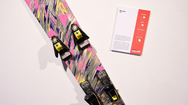 El Monoski, el precursor del snowboard moderno, se exhibe en el Museo de la Falla de Los Ángeles el 7 de diciembre de 2017. El Museo de la Falla del Museo de Arquitectura y Diseño A + D está abierto hasta el 4 de febrero de 2018.