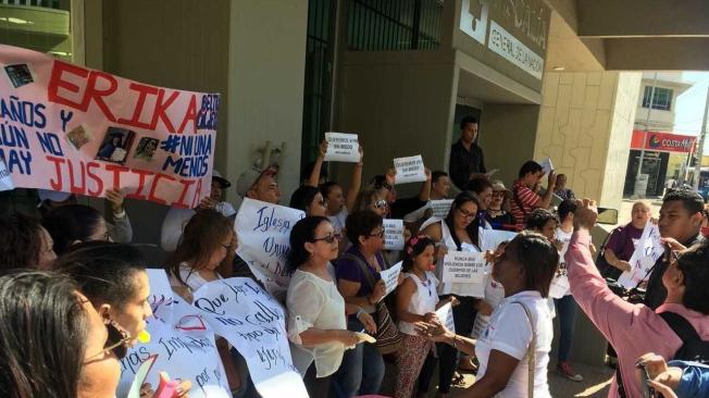 La manifestación fue programada por efensores de Derechos Humanos, movimientos de mujeres, organizaciones sociales y comunitarias, estudiantes del Sena, familiares y amigos de Gabriela Andrea Romero Cabarcas.
