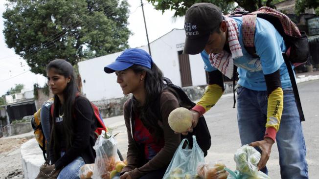 Marlon Carrillo, uno de los vendedores que cruza la frontera diariamente, organiza la fruta que le venderá a los colombianos.