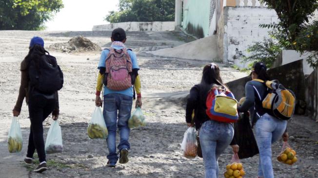 Los vendedores transitan las calles de Cúcuta buscando vender sus productos.