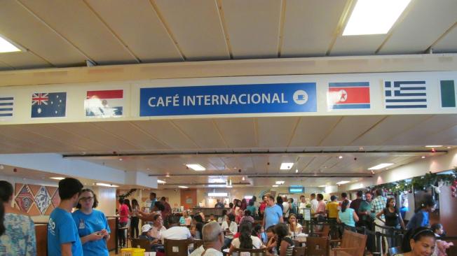 En el café internacional de Logos Hope puede disfrutar de helados, bebidas y comidas rápidas y además interactuar con la tripulación.