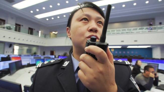 Xu Yan, policía en la ciudad china de Guiyang, en una sala donde se procesan los datos de las cámaras.