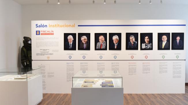 La primer sala del Museo es institucional donde podrá conocer la evolución de la identificación de los funcionarios de la Fiscalía y algunos documentos históricos relevantes.