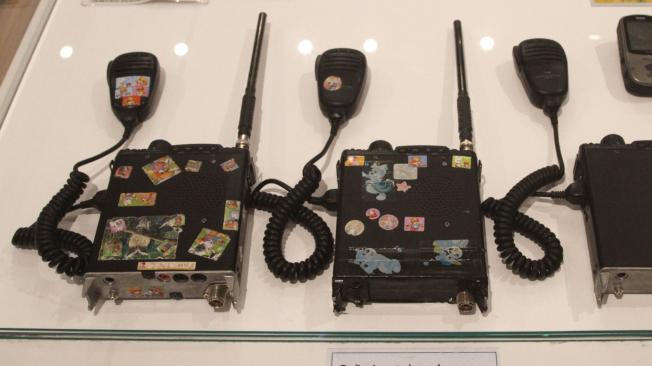 Radios incautados en la operación Negro Antonio contra el Frente Antonio Nariño en el 2007. Mujeres eran las encargadas de la comunicación. Estos objetos representa la personificación y el otro lado de la guerra.