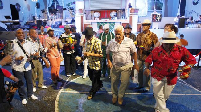 Melómanos bailan al ritmo de la salsa Puertoriqueña en la noche dedicada a Puerto Rico durante el segundo día de la 60 feria de Cali