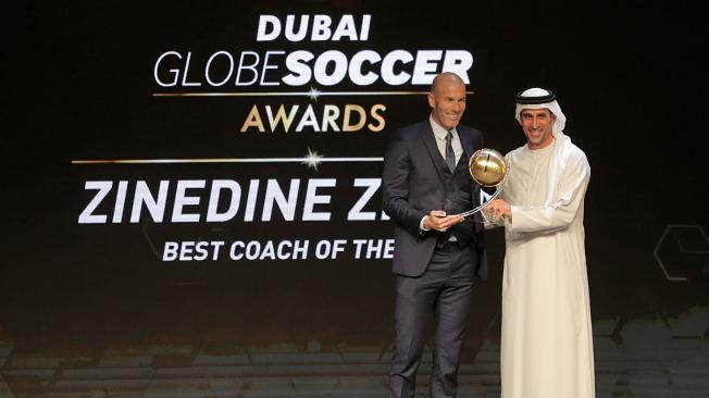 Zinedine Zidane recibe el premio al mejor DT del mundo.