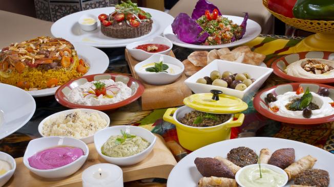 La Mezza Libanesa propicia el compartir con la familia, pareja y amigos. Según la ocasión, trae entradas y platos fuertes para explorar variedad de sabores.