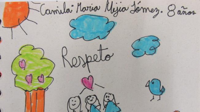 Respeto y unión familiar: Camila M. Mejía Gómez, de 8 años, caminaba con su abuela cuando fue invitada por el periodista a dibujar para Bogotá. Se le abrieron los ojos y de una dijo que sí. Le regala respeto a su ciudad y lo simboliza con su familia tomada de la mano.