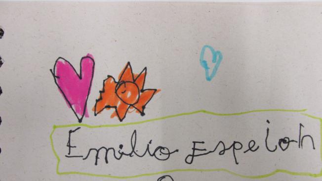 Que el amor sea divertido: “Siiiiiiií, quiero desearle cosas buenas a Bogotá” fue la respuesta de Emilio en cuanto a dibujar. Nos regala dos corazones (amor), un sol (calorcito) y un muñeco de un juego de video para que nos divirtamos en el año nuevo.