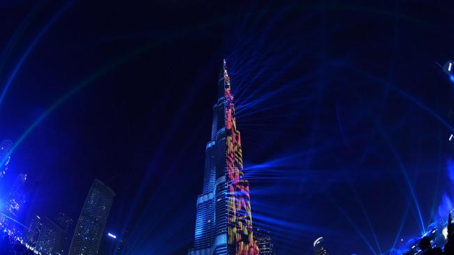 La torre Burj Khalifa se adornó con luces láser para la llegada del 2018.