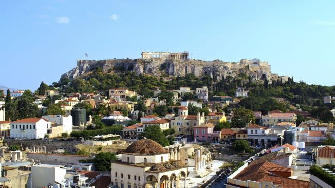 Vista de la ciudad de Atenas y la Acrópolis, en la colina.