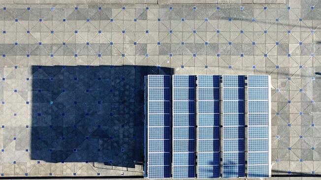 En Maloka, el centro de entretenimiento en donde la ciencia y la tecnología son el eje, se hizo registro de este panel solar (izquierda).