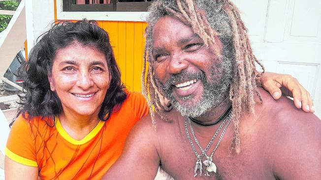 Su esposa, a quien conoció en Bogotá en unas prácticas de natación, asegura que no le da miedo que su esposo nade todos los días con tiburones