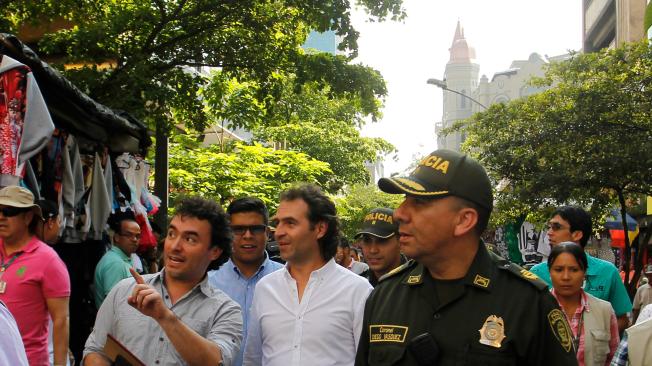 El alcalde de Medellín, Federico Gutiérrez, y el general de la Policía, Óscar Gómez, recorren las calles de Castilla