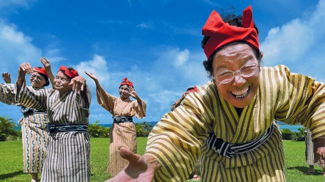 Los habitantes de la isla de Okinawa, al sur de Japón, son los más lóngevos de ese país gracias a su dieta baja en calorías.