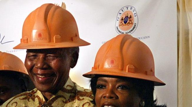 Oprah Winfrey inauguró junto a Nelson Mandela un instituto de liderazgo en Suráfrica que lleva el nombre de la presentadora.